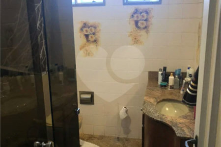 Sobrado com 363m² à venda no Alto da Moóca - 3 suítes e 6 vagas.