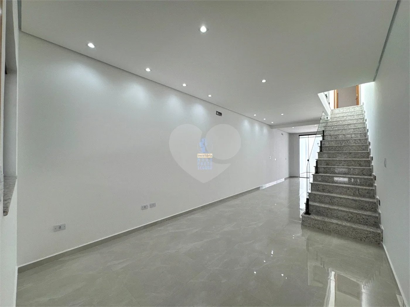 SOBRADO NOVO À VENDA NA PARADA INGLESA - CONFORTO E ESTILO