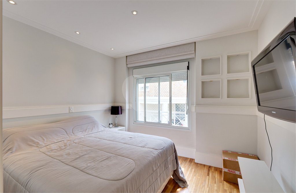 Casa à venda com 4 quartos, sendo 2 suítes, no condomínio Bristol Village, São Paulo - SP