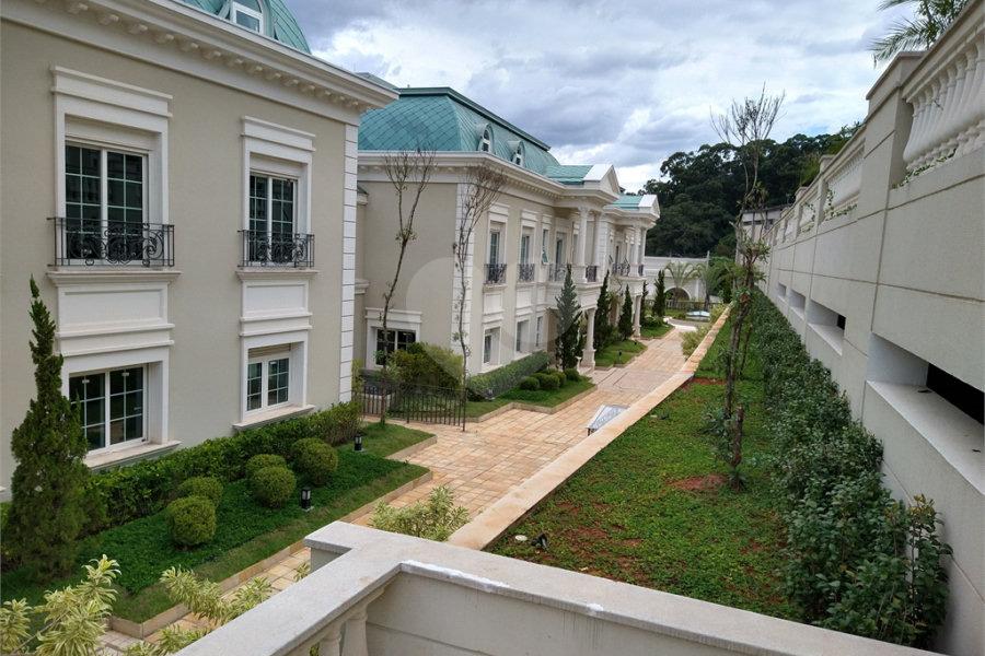 Condomínio de casas de alto padrão em estilo Neoclássico Francês