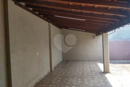 Casa Térrea com 2 dormitórios.