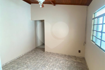 Casa Térrea com 3 dormitórios, sendo 2 suítes.