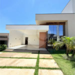 Casa térrea com 3 suítes no Condomínio Residencial Viena em Indaiatuba-SP - Acabamento de alto padrão - R$ 1.690.000,00 - AT 250 m² - AC 158 m² - 3 suítes,, sendo 1 suíte master com closet - Sala para dois ambientes (estar e jantar) - Cozinha planejada com ilha cooktop, forno elétrico e micro-ondas,