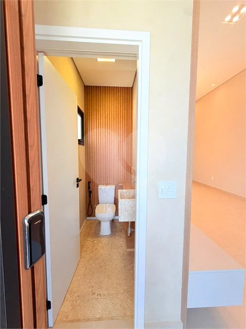 Casa térrea com 3 suítes no Condomínio Residencial Viena em Indaiatuba-SP - Acabamento de alto padrão - R$ 1.690.000,00 - AT 250 m² - AC 158 m² - 3 suítes,, sendo 1 suíte master com closet - Sala para dois ambientes (estar e jantar) - Cozinha planejada com ilha cooktop, forno elétrico e micro-ondas,