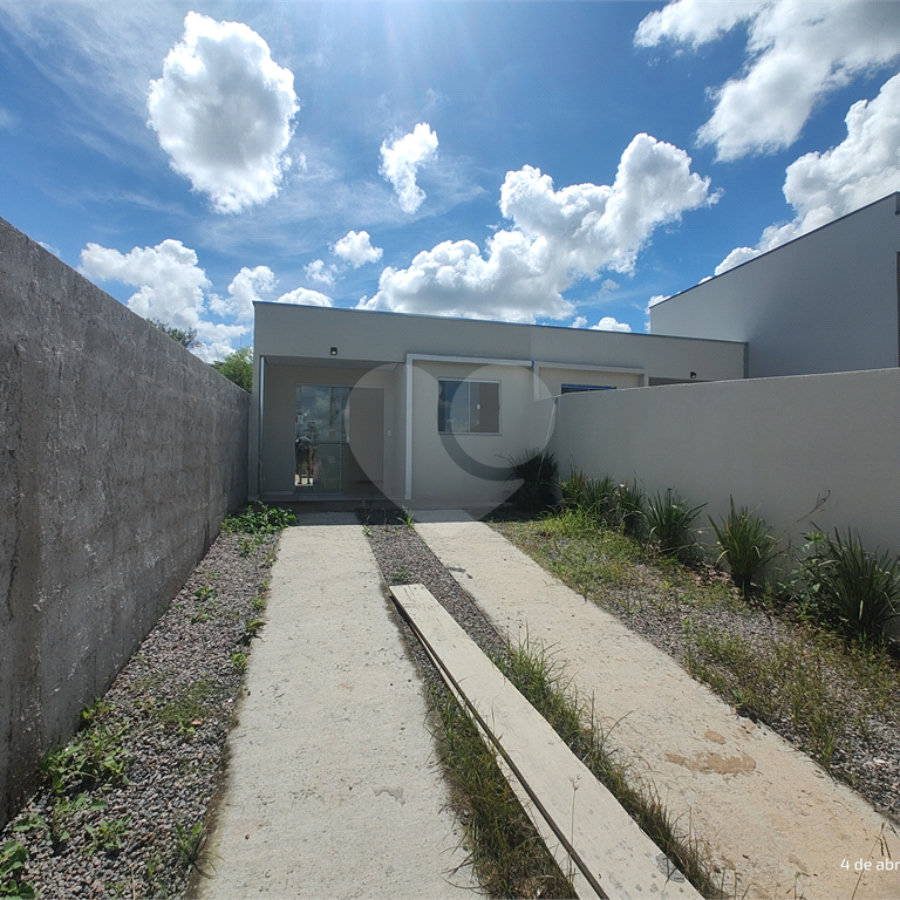 Casa térrea em Atibaia com 3 dormitórios (1 suíte), 2 vagas garagem, amplo quintal na frente, aceita financiamento