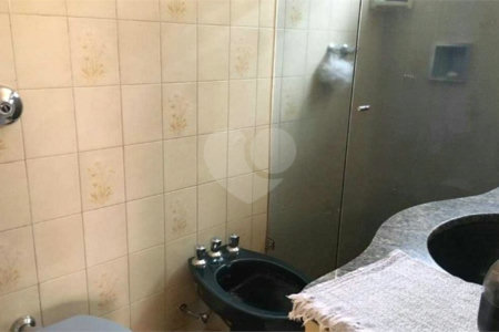 Casa térrea com 3 dormitórios, sendo 2 suítes.