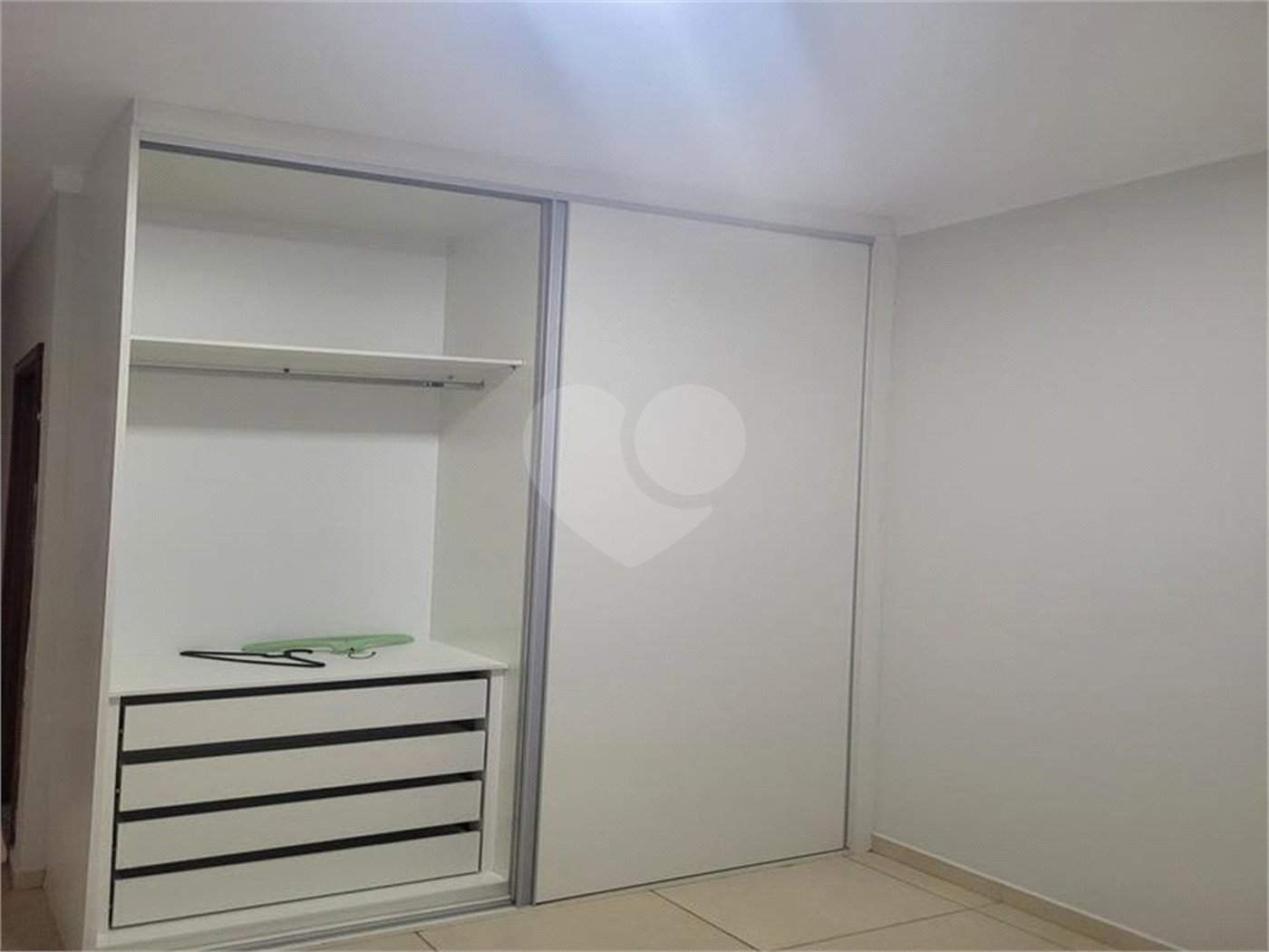 Indaiatuba - Sobrado para venda e Locação - Jardim Nely em Indaiatuba - R$ 425.000,00 - aceita parte em permuta - Bairro tranquilo com fácil acesso a rodovias, Shopping Polo Parque Mall - Assai, Polo shopping - Com duas suítes sendo uma com sacada, , lavabo. área de serviço , 2 vagas, portão ele