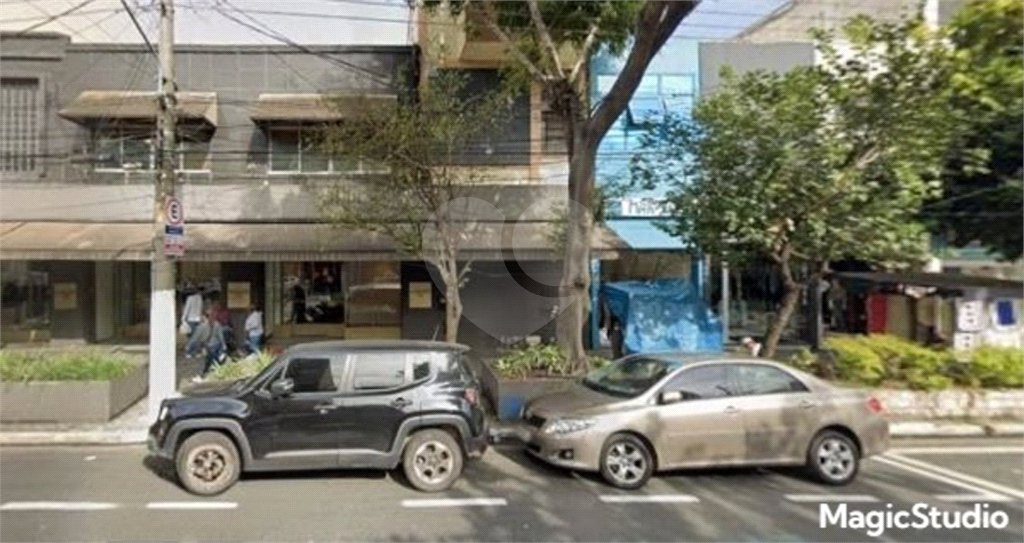 Prédio Comercial com 300m² , 3 pavimentos , refeitório , 2 banheiros , à venda no Brás.