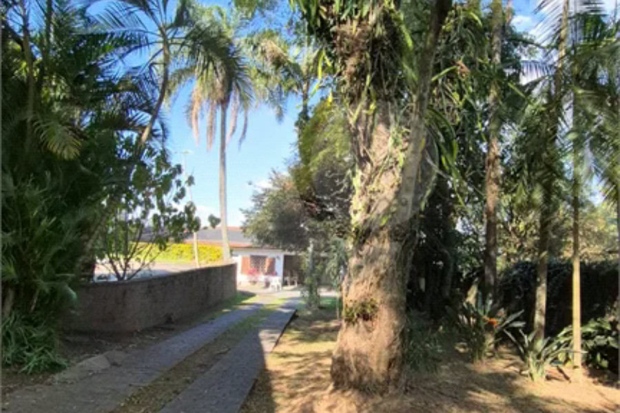 Casa com Piscina, Sauna e Edícula em Rua Arborizada no Tremembé