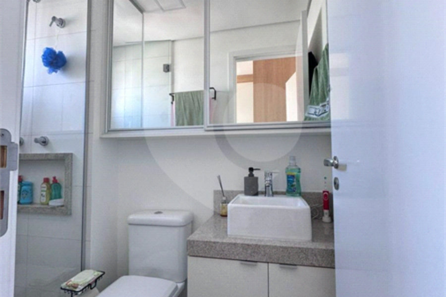 Apartamento á venda de 81m2 no Ipiranga com 2 dorms, 2 suítes, 3 banheiros, 2 vagas. Estuda permuta.