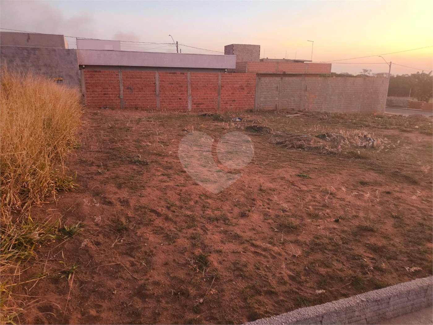 Terreno no Arcoville com 240 m²