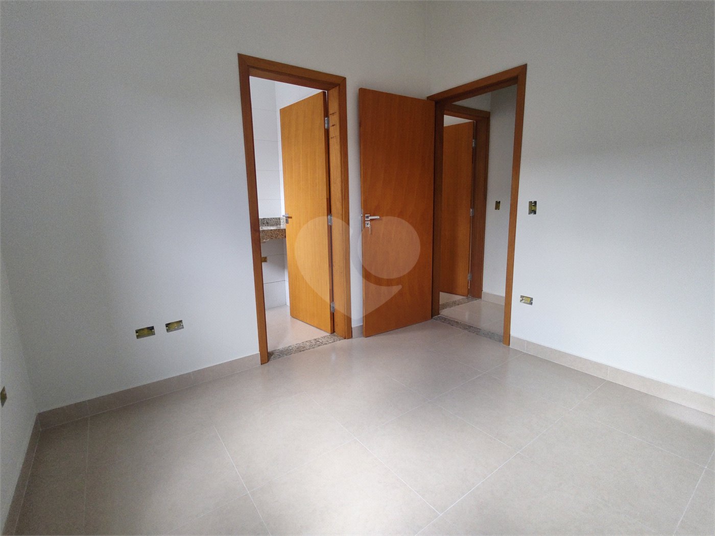 Casa térrea em Atibaia com 3 suítes, sala 2 ambientes, 2 vagas garagem, excelente localização, pronta para morar