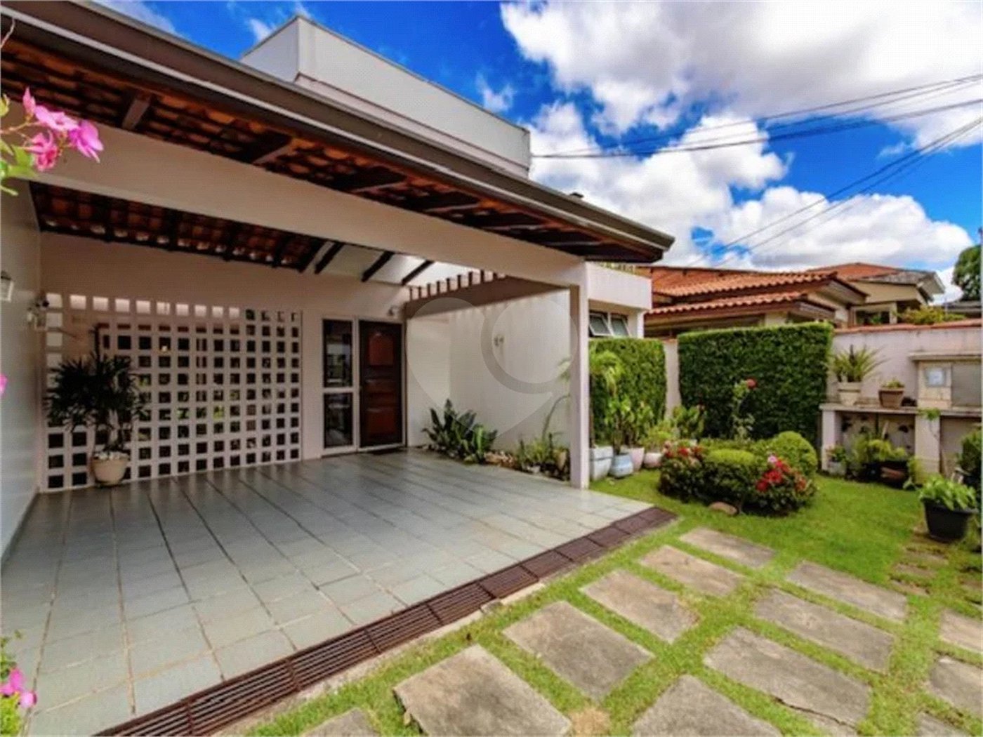Casa para locação no Jardim da Saúde – São Paulo Imóvel amplo e elegante, com 360 m² de área construída em terreno de 400 m²