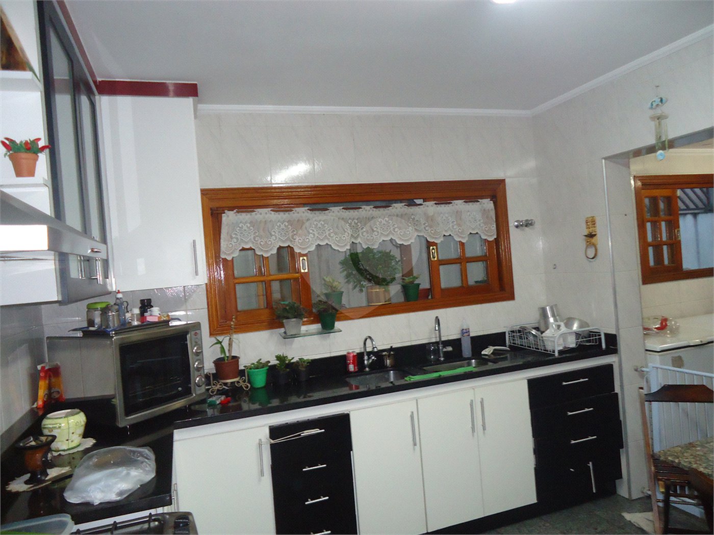 Sobrado com 4 quartos sendo 2 suítes.
