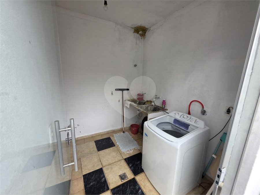 Casa térrea à venda no Douradinho com 2 quartos e edícula com mais dois quartos e 2 banheiros.