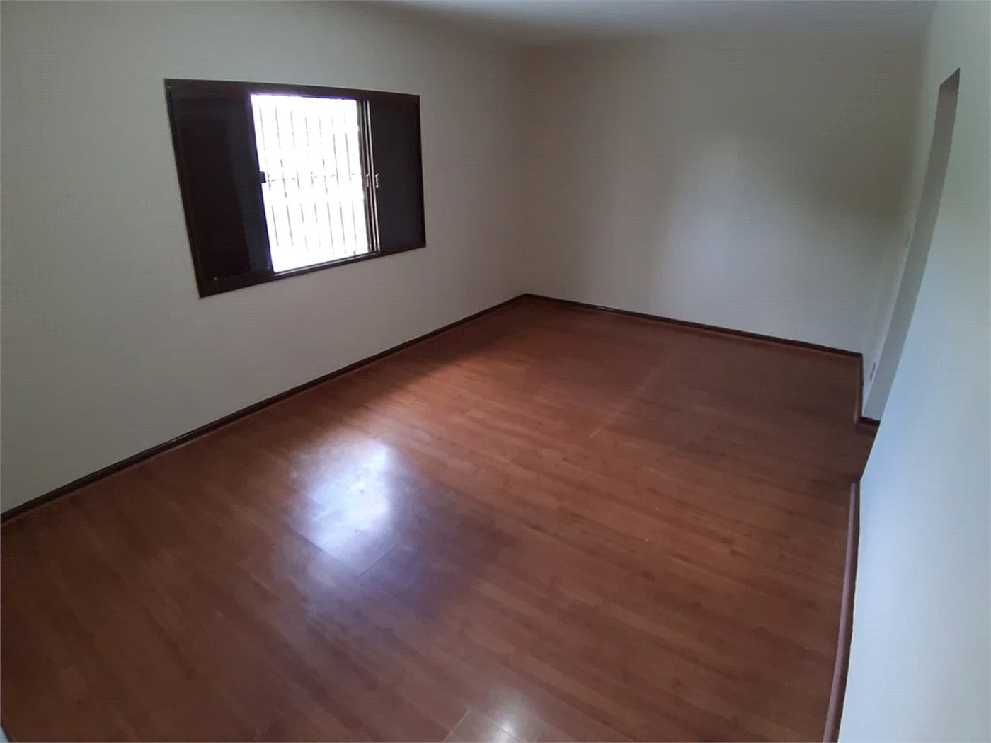 Sobrado à venda com 4 quartos, sendo 1 suíte, em Vila Gomes, São Paulo, SP