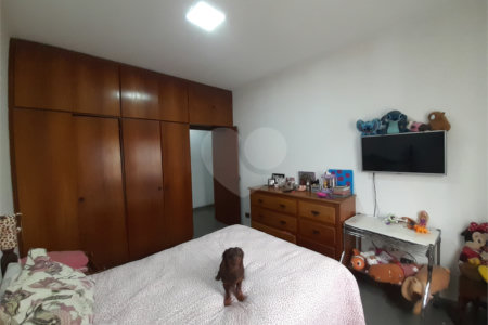 Vende-se: Sobrado no Cursino/Ipiranga, 2 Quartos, 2 Salas, 8 vagas de garagem!