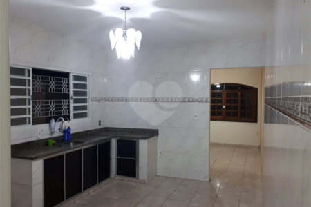 Casa térrea no Jardim Hikari para venda.