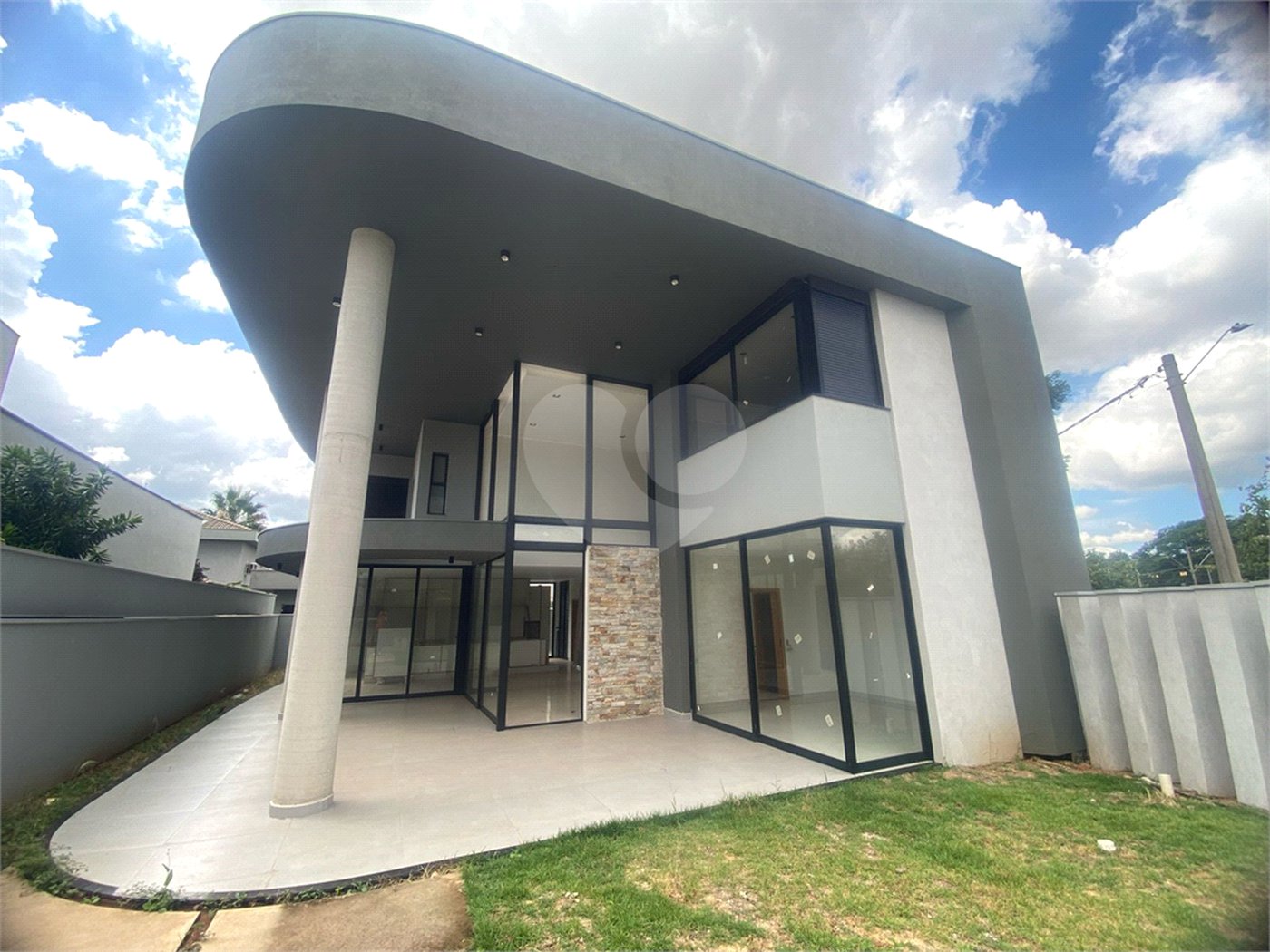 Casa à Venda no Condomínio Damha III