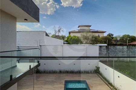 Indaiatuba - Condomínio Milano - Sobrado - 350 m² de terreno - 240 m² de área construída - 4 vagas de garagem, sendo 2 cobertas - Salas de estar e jantar integradas - 3 suítes com closet e varanda no pavimento superior - Escritório no térreo - Espaço gourmet com churrasqueira - Banheiro externo