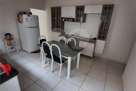 Casa Térrea com 2 dormitórios.
