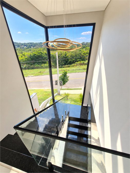 Linda casa em condomínio fechado, unindo conforto, lazer e segurança para você e sua família!