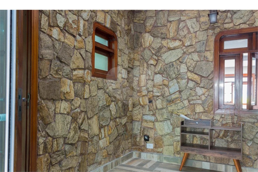 Casa à venda com 6 dormitórios, 3 suítes, piscina, área gourmet, hidromassagem, lareira, varanda e 6 vagas de garagem. Conforto e lazer para toda a família!