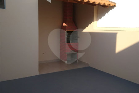 Casa Térrea com 3 dormitórios, sendo 1 suíte.