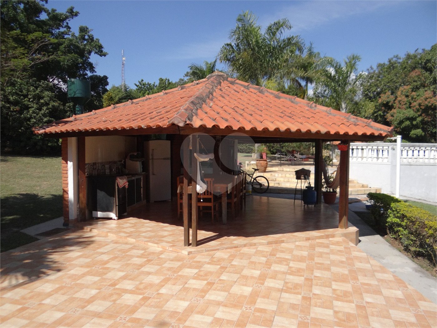 Indaiatuba- Jardins dos Laranjais - Chácara dentro do Vale das Laranjeiras, segundo portão: Jardim dos Laranjais. 3 quartos, 1 banheiro social, 1 sala espaçosa de TV, 1 sala de jantar, cozinha, 1 varanda fechada com portas Blindex. Quiosque, piscina, capela com bancos e altar,