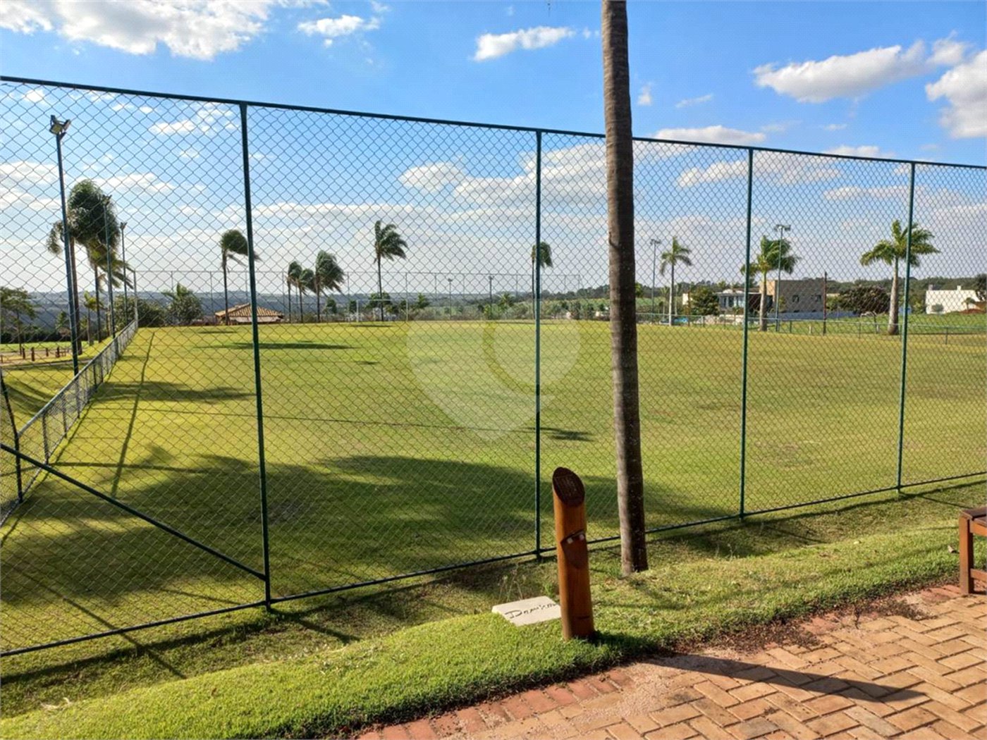 Terreno no Condomínio Damha Golf.