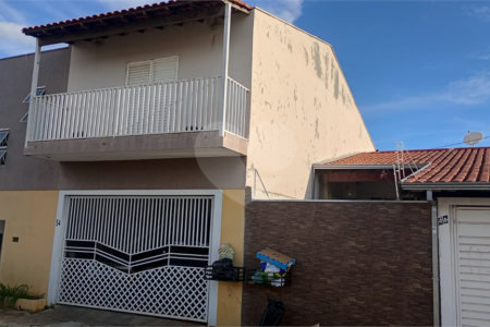 Sobrado à venda com 3 quartos, sendo 1 suíte, em Parque Residencial Maria Stella Faga, São Carlos, SP
