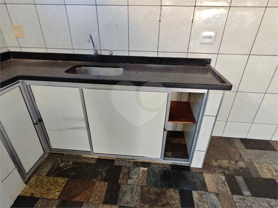 ?Oportunidade Única em São Carlos: Salão Comercial + Casa Independente nos Fundos – Ideal para Investidores!