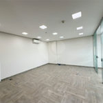 Sala para locação Domo Business 101 m - 2 vagas - Sala com divisórias, ar condicionado e banheiro.