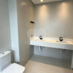 Sobrado de alto padrão no Swiss Park, totalmente reformado, com 4 suítes, piscina, elevador, espaço gourmet, 4 vagas e condomínio com lazer completo.