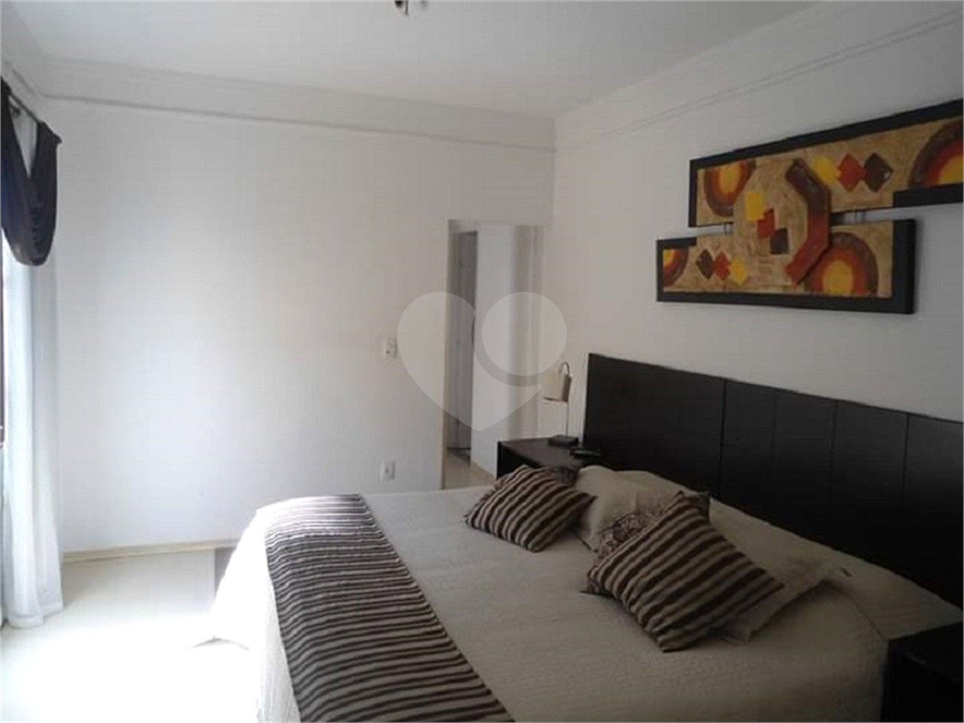 Casa Térrea com dormitórios, sendo 2 suítes.