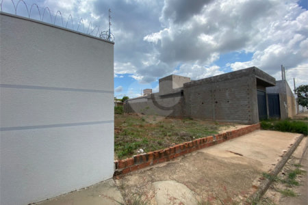 Terreno com 250,00 m² de área total.