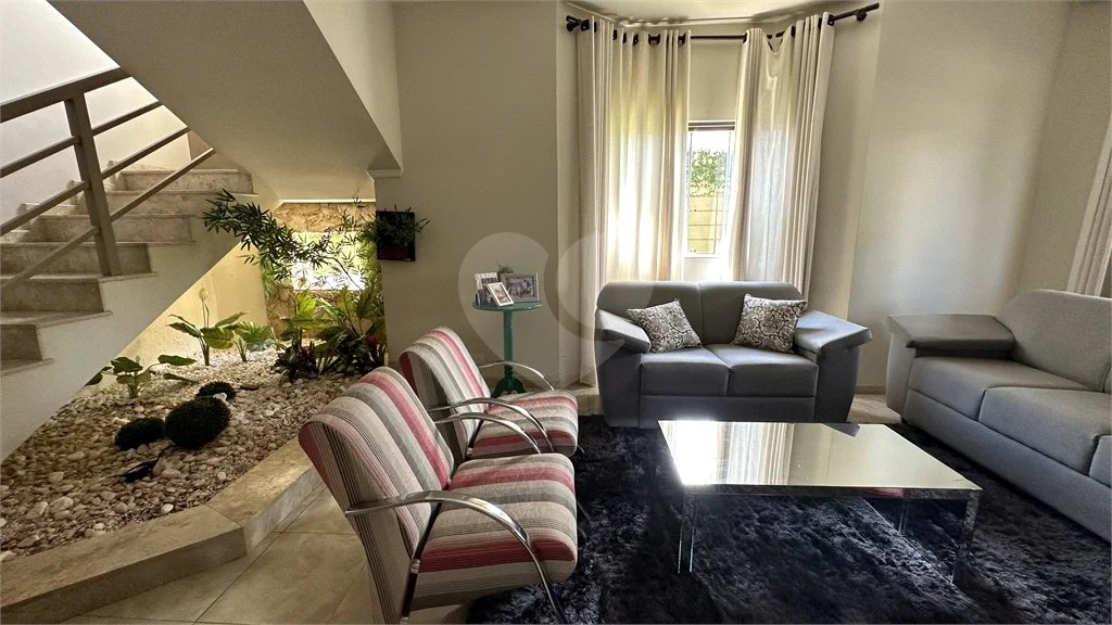 Casa em Condomínio Fechado com 4 suítes e área de lazer completa.