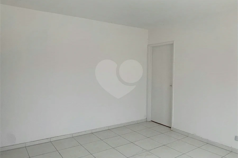 Casa espaçosa com 3 quartos, suíte, quintal e 2 vagas na Vila Santa Catarina