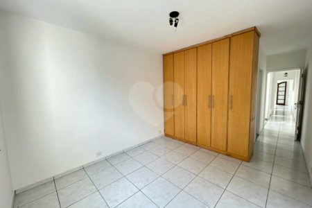 SOBRADO PARA LOCAÇÃO NO PARQUE DOMINGOS COM 03 DORM 01 SUITE 02 VAGAS DE GARAGEM