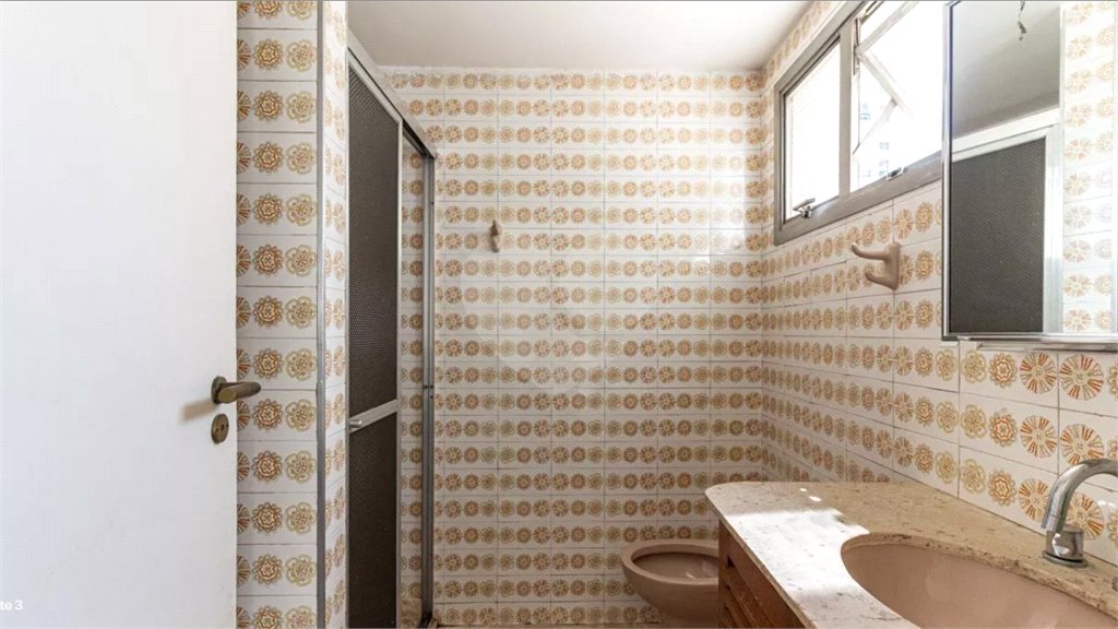 Este elegante apartamento em Higienópolis oferece 224m² de área muito bem distribuída, perfeito para quem valoriza conforto