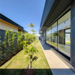 Indaiatuba - Quintas da Terracota - 1252 m² de terreno - casa térrea com 514 m² de área construída -3 vagas de garagem cobertas e 3 descobertas Lavabo - Sala de estar e jantar amplas e integradas - Escritório privativo - Cozinha toda equipada com geladeira, forno, micro-ondas, lava-louças,