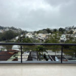 Sobrado de alto padrão no Swiss Park, totalmente reformado, com 4 suítes, piscina, elevador, espaço gourmet, 4 vagas e condomínio com lazer completo.
