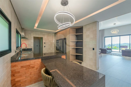Casa à venda com 4 suítes no condomínio Vale da Santa Fé, Vinhedo - SP