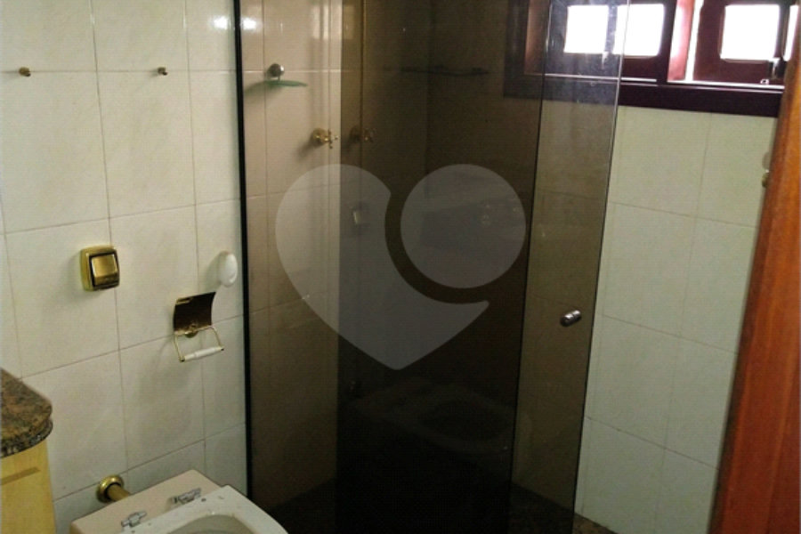 SOBRADO DE 426,0 M² COM 04 SUITES, SALÃO DE FESTAS, 06 VAGAS,06 BANHEIROS E PISCINA PARA LOCAÇÃO OU VENDA NO BARRO BRANCO