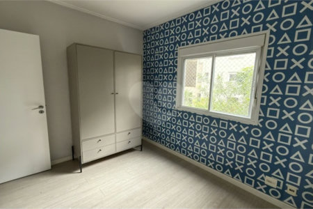 Apartamento de 155 m² com 4 dormitórios, varanda e 2 vagas de garagem. Condomínio com piscinas adulto, infantil e aquecida, lazer e portaria 24 horas.
