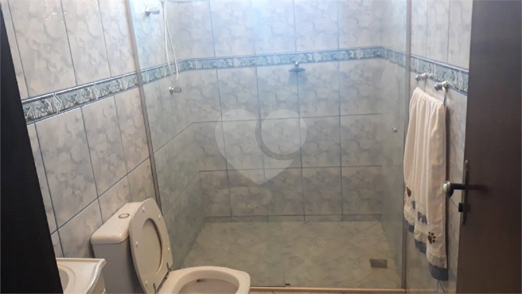 Sobrado com 3 dormitórios, sendo 2 suítes, uma delas master.