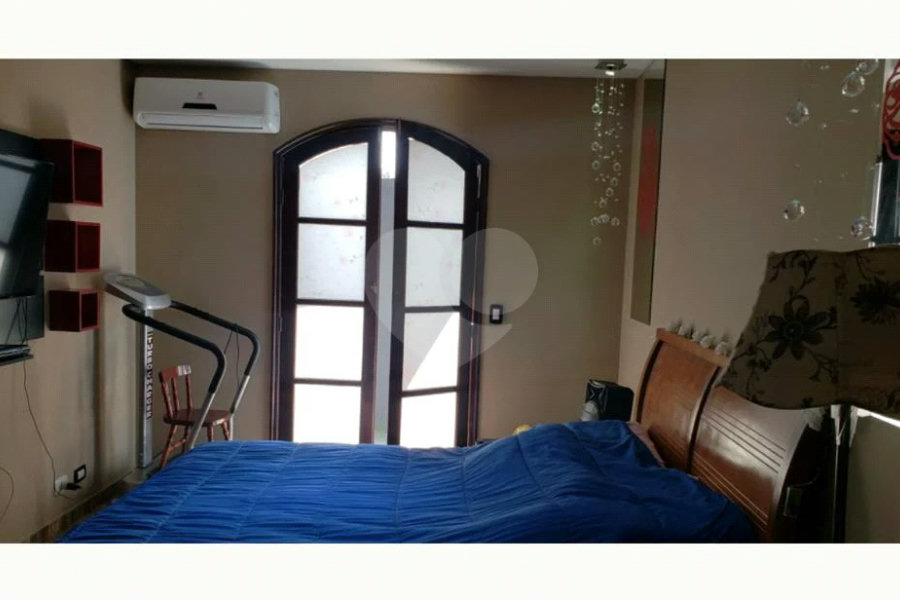 Excelente Casa a venda em Interlagos. Venha conferir.