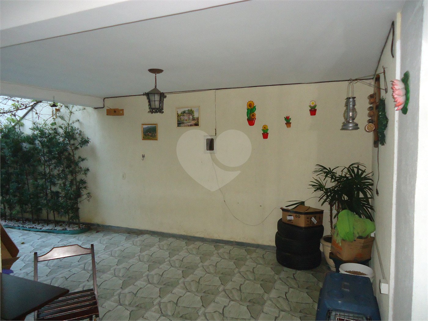 Sobrado com 4 quartos sendo 2 suítes.
