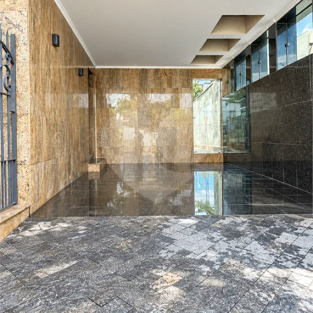 Sobrado de 250 m² em São Bernardo do Campo, com 3 dormitórios, suíte, escritório, quintal, edícula e 2 vagas, em excelente localização.