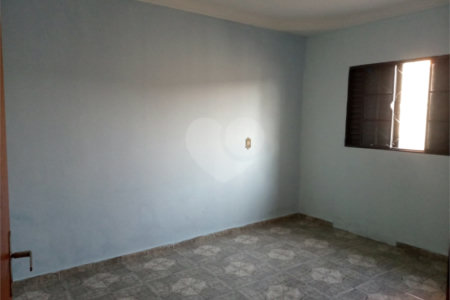 Sobrado com 5 dormitórios.